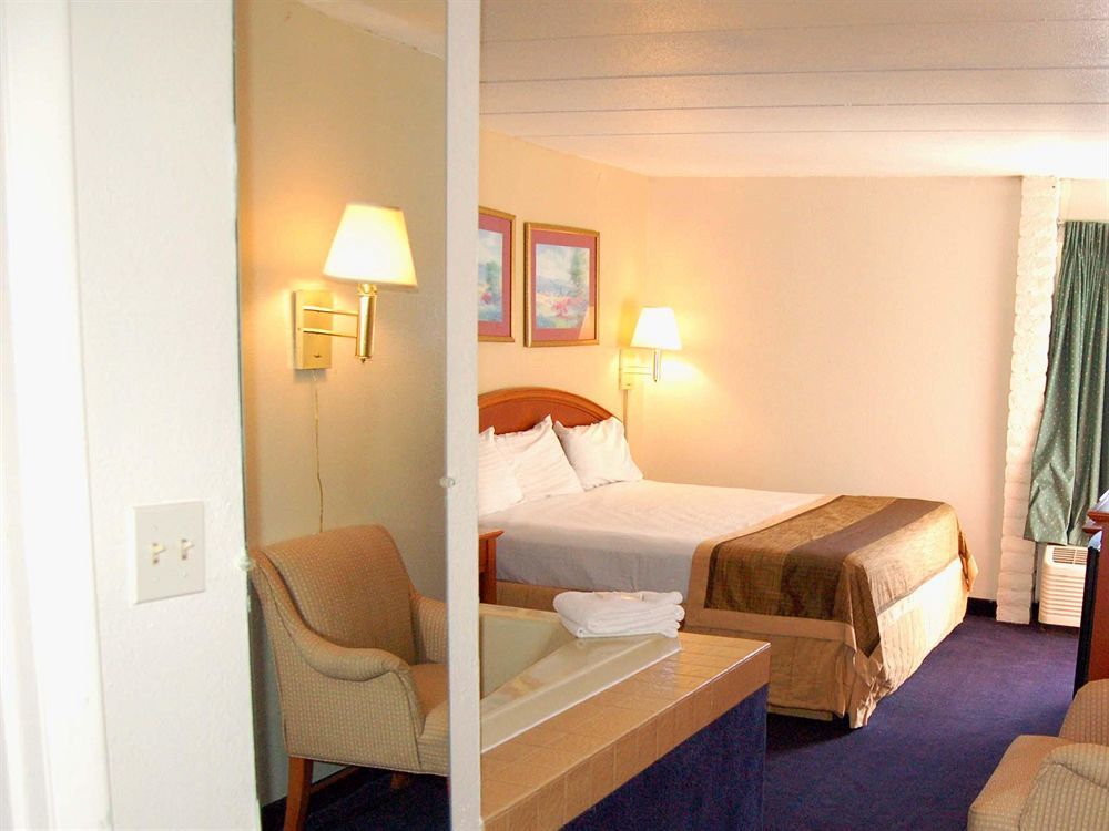 Days Inn & Suites By Wyndham Cincinnati North Springdale Εξωτερικό φωτογραφία